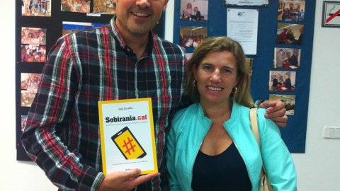 Presentació de Sobirania.cat, del periodista Saül Gordillo, a Gavà, amb el comunicador Daniel Condeminas. L'autor, amb  la diputada del PSC al Congrés Lourdes Muñoz. Gavà. Baix Llobregat. 30 de setembre de 2014