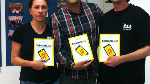 Presentació de Sobirania.cat, del periodista Saül Gordillo, a Gavà, amb el comunicador Daniel Condeminas. L'autor, amb els propietaris de la llibreria recuperada Els nou rals. Gavà. Baix Llobregat. 30 de setembre de 2014