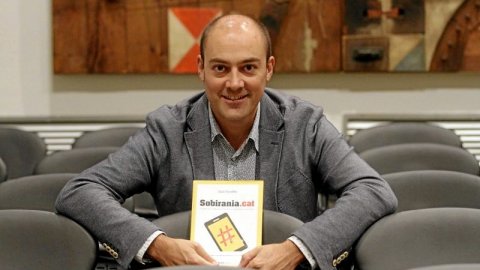 Saül Gordillo ha presentat a Tarragona el llibre 'Sobirania.cat. 10 anys de la revolta política catalana a internet'. Diari de Tarragona. 27 d'octubre del 2014