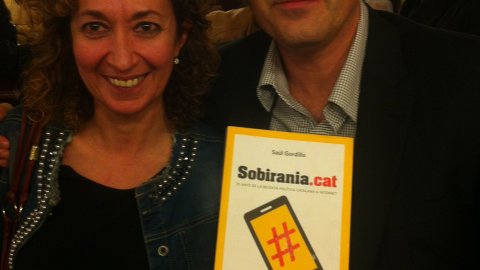 Presentació del llibre Sobirania.cat, del periodista Saül Gordillo, al Centre Cultural Blanquerna de Madrid amb els diputats catalans al Congrés Carles Campuzano (CiU), Lourdes Muñoz (PSC), Joan Coscubiela (ICV-EUiA) i Joan Tardà (ERC). L'autor, amb la diputada al Congrés Ester Capella. Madrid. 29 d'octubre de 2014