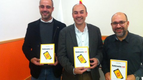 Presentació del llibre Sobirania.cat a la Biblioteca Municipal Martí Rosselló de Premià de Mar amb l'alcalde, Miquel Buch, l'enginyer i comunicador Josep Maria Ganyet i l'autor, Saül Gordillo. Premià de Mar. 21de novembre de 2014