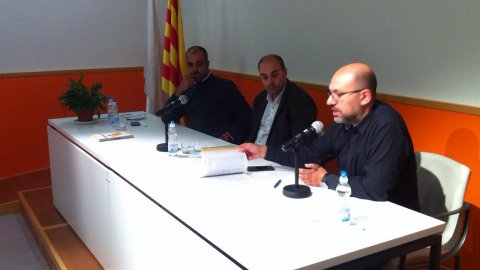 Presentació del llibre Sobirania.cat a la Biblioteca Municipal Martí Rosselló de Premià de Mar amb l'alcalde, Miquel Buch, l'enginyer i comunicador Josep Maria Ganyet i l'autor, Saül Gordillo. Premià de Mar. 21de novembre de 2014