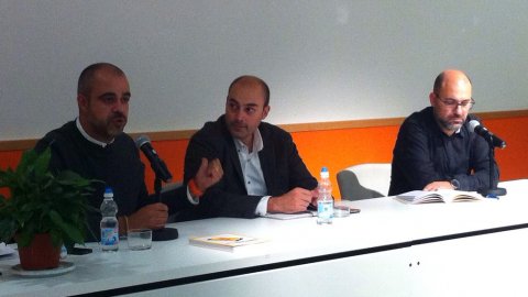 Presentació del llibre Sobirania.cat a la Biblioteca Municipal Martí Rosselló de Premià de Mar amb l'alcalde, Miquel Buch, l'enginyer i comunicador Josep Maria Ganyet i l'autor, Saül Gordillo. Premià de Mar. 21de novembre de 2014