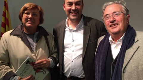 Presentació del llibre Sobirania.cat a la Biblioteca Municipal Martí Rosselló de Premià de Mar amb l'alcalde, Miquel Buch, l'eginyer i comunicador Josep Maria Ganyet i l'autor, Saül Gordillo. A la foto, amb Joaquim Arenas (Creu de Sant Jordi). Premià de Mar. 21 de novembre de 2014