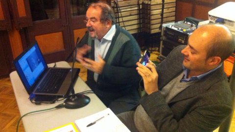 Presentació del llibre Sobirania.cat, del periodista Saül Gordillo, a l'Ateneu de Rubí amb l'actor Xavier Serrat, l'editor Oriol Ferran, la periodista Berta Gonzàlez per videoconferència, i l'autor. Rubí. 4 de desembre de 2014