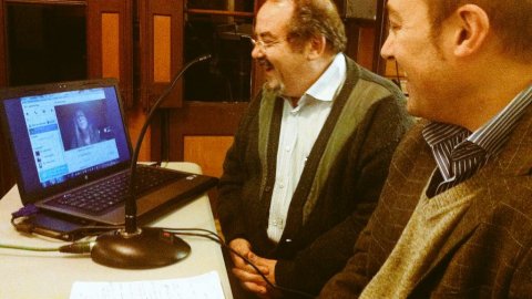 Presentació del llibre Sobirania.cat, del periodista Saül Gordillo, a l'Ateneu de Rubí amb l'actor Xavier Serrat, l'editor Oriol Ferran, la periodista Berta Gonzàlez per videoconferència, i l'autor. Rubí. 4 de desembre de 2014