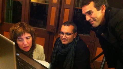 Presentació del llibre Sobirania.cat, del periodista Saül Gordillo, a l'Ateneu de Rubí amb l'actor Xavier Serrat, l'editor Oriol Ferran, la periodista Berta Gonzàlez per videoconferència, i l'autor. Rubí. 4 de desembre de 2014