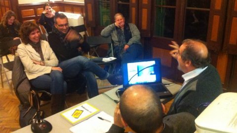 Presentació del llibre Sobirania.cat, del periodista Saül Gordillo, a l'Ateneu de Rubí amb l'actor Xavier Serrat, l'editor Oriol Ferran, la periodista Berta Gonzàlez per videoconferència, i l'autor. Rubí. 4 de desembre de 2014
