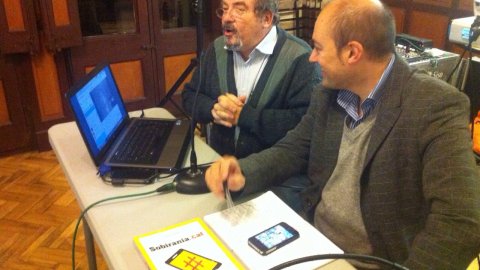 Presentació del llibre Sobirania.cat, del periodista Saül Gordillo, a l'Ateneu de Rubí amb l'actor Xavier Serrat, l'editor Oriol Ferran, la periodista Berta Gonzàlez per videoconferència, i l'autor. Rubí. 4 de desembre de 2014