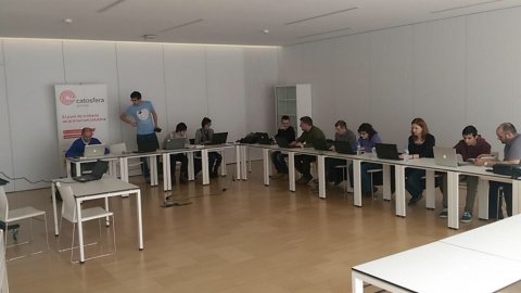 Viquimarató per incorporar i ampliar les entrades a la Viquipèdia dels '200 protagonistes de la Internet catalana' del llibre Sobirania.cat, del periodista Saül Gordillo, en les jornades de la Catosfera 2015. Biblioteca Carles Rahola. Girona. 28 de març del 2015