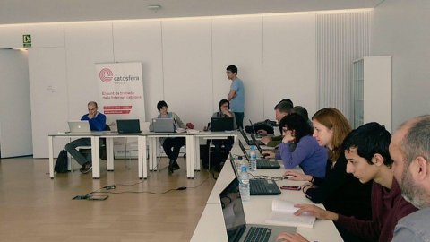 Viquimarató per incorporar i ampliar les entrades a la Viquipèdia dels '200 protagonistes de la Internet catalana' del llibre Sobirania.cat, del periodista Saül Gordillo, en les jornades de la Catosfera 2015. Biblioteca Carles Rahola. Girona. 28 de març del 2015 