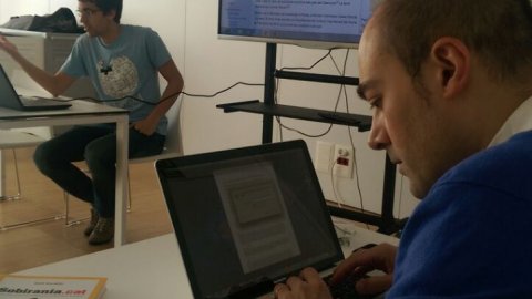 Viquimarató per incorporar i ampliar les entrades a la Viquipèdia dels '200 protagonistes de la Internet catalana' del llibre Sobirania.cat, del periodista Saül Gordillo, en les jornades de la Catosfera 2015. Biblioteca Carles Rahola. Girona. 28 de març del 2015 