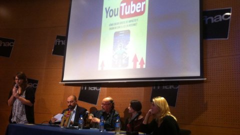 Presentació del llibre 'YouTuber. Cómo crear vídeos de impacto y triunfar con ellos en internet', del periodista i professor Gabriel Jaraba, al FNAC Triangle de plaça Catalunya, amb Saül Gordillo, periodista i cap de continguts digitals d'El Periódico de Catalunya; Alba Castilla García, periodista audiovisual, autora del vídeo de presentació de llibre; OnaMN, youtuber musical; i l'autor, Gabriel Jaraba. Barcelona. 11 de novembre del 2015