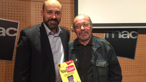 Presentació del llibre 'YouTuber. Cómo crear vídeos de impacto y triunfar con ellos en internet', del periodista i professor Gabriel Jaraba, al FNAC Triangle de plaça Catalunya, amb Saül Gordillo, periodista i cap de continguts digitals d'El Periódico de Catalunya; Alba Castilla García, periodista audiovisual, autora del vídeo de presentació de llibre; OnaMN, youtuber musical; i l'autor, Gabriel Jaraba. Barcelona. 11 de novembre del 2015