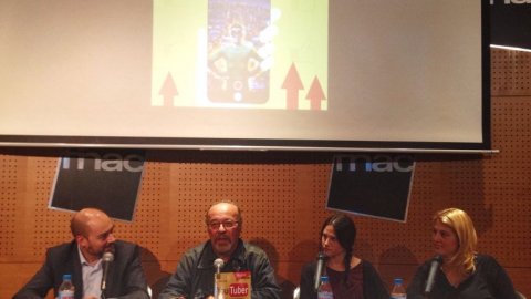 Presentació del llibre 'YouTuber. Cómo crear vídeos de impacto y triunfar con ellos en internet', del periodista i professor Gabriel Jaraba, al FNAC Triangle de plaça Catalunya, amb Saül Gordillo, periodista i cap de continguts digitals d'El Periódico de Catalunya; Alba Castilla García, periodista audiovisual, autora del vídeo de presentació de llibre; OnaMN, youtuber musical; i l'autor, Gabriel Jaraba. Barcelona. 11 de novembre del 2015