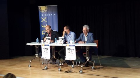 Presentació del llibre 'El Tribunal Constitucional contra Catalunya', de l'advocat, escriptor i alcalde de Vilassar de Mar, Damià del Clot, amb el jutge Santiago Vidal i el periodista Saül Gordillo. Sala Carrau. Can Bisa. Vilassar de Mar. 15 de setembre del 2015