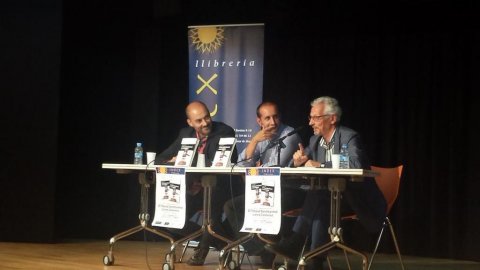 Presentació del llibre 'El Tribunal Constitucional contra Catalunya', de l'advocat, escriptor i alcalde de Vilassar de Mar, Damià del Clot, amb el jutge Santiago Vidal i el periodista Saül Gordillo. Sala Carrau. Can Bisa. Vilassar de Mar. 15 de setembre del 2015