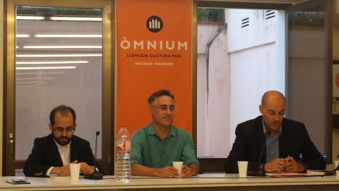 Presentació del llibre 'Let Cataonia Vote' de l'eurodiputat Ramon Tremosa a la seu d'Òmnium de Mataró amb els periodistes Joan Safont i Saül Gordillo. Mataró. 5 de setembre de 2015 