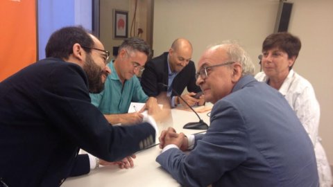 Presentació del llibre 'Let Cataonia Vote' de l'eurodiputat Ramon Tremosa a la seu d'Òmnium de Mataró amb els periodistes Joan Safont i Saül Gordillo. Mataró. 5 de setembre de 2015 