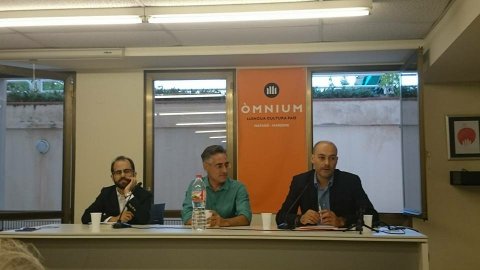 Presentació del llibre 'Let Cataonia Vote' de l'eurodiputat Ramon Tremosa a la seu d'Òmnium de Mataró amb els periodistes Joan Safont i Saül Gordillo. Mataró. 5 de setembre de 2015 