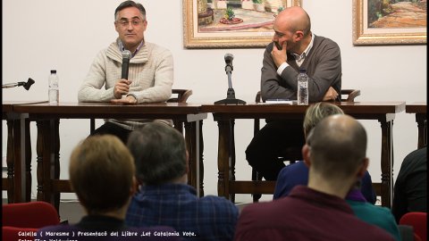 Presentació del llibre de l'eurodiputat Ramon Tremosa 'Let Catalonia vote', al Casal l'Amistat de Calella, amb el periodista Saül Gordillo, organitzada per Òmnium Cultural i la llibreria La Llopa. Calella. 27 de novembre del 2015