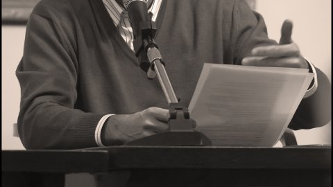 Presentació del llibre de l'eurodiputat Ramon Tremosa 'Let Catalonia vote', al Casal l'Amistat de Calella, amb el periodista Saül Gordillo, organitzada per Òmnium Cultural i la llibreria La Llopa. Calella. 27 de novembre del 2015
