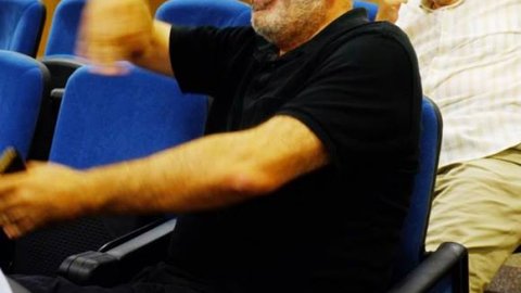 Presentació del recull de tuits de Quim Nadal a la Fundació Universitat de Girona, amb Joaquim Nadal, l'editor de la col·lecció Senhal, Pep Vila, i el periodista Saül Gordillo. També s'ha presentat el llibre de memòries d'infantesa 'Fent tentines per la vida' (Ara Llibres), amb Narcís Comadira i Izaskun Arretxe. Girona. 1 d'octubre de 2013