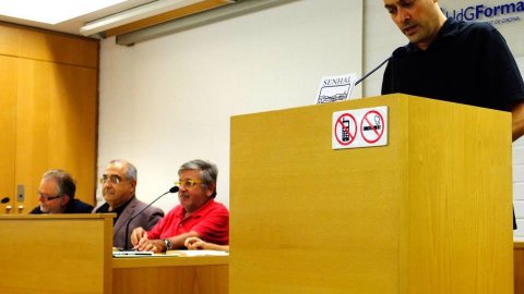 Presentació del recull de tuits de Quim Nadal a la Fundació Universitat de Girona, amb Joaquim Nadal, l'editor de la col·lecció Senhal, Pep Vila, i el periodista Saül Gordillo. També s'ha presentat el llibre de memòries d'infantesa 'Fent tentines per la vida' (Ara Llibres), amb Narcís Comadira i Izaskun Arretxe. Girona. 1 d'octubre de 2013
