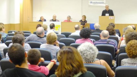 Presentació del recull de tuits de Quim Nadal a la Fundació Universitat de Girona, amb Joaquim Nadal, l'editor de la col·lecció Senhal, Pep Vila, i el periodista Saül Gordillo. També s'ha presentat el llibre de memòries d'infantesa 'Fent tentines per la vida' (Ara Llibres), amb Narcís Comadira i Izaskun Arretxe. Girona. 1 d'octubre de 2013