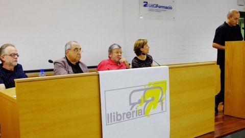 Presentació del recull de tuits de Quim Nadal a la Fundació Universitat de Girona, amb Joaquim Nadal, l'editor de la col·lecció Senhal, Pep Vila, i el periodista Saül Gordillo. També s'ha presentat el llibre de memòries d'infantesa 'Fent tentines per la vida' (Ara Llibres), amb Narcís Comadira i Izaskun Arretxe. Girona. 1 d'octubre de 2013