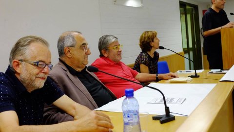 Presentació del recull de tuits de Quim Nadal a la Fundació Universitat de Girona, amb Joaquim Nadal, l'editor de la col·lecció Senhal, Pep Vila, i el periodista Saül Gordillo. També s'ha presentat el llibre de memòries d'infantesa 'Fent tentines per la vida' (Ara Llibres), amb Narcís Comadira i Izaskun Arretxe. Girona. 1 d'octubre de 2013