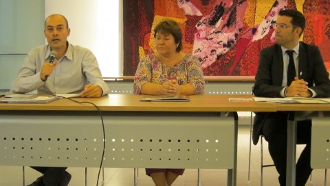 Presentació de L'Abans: Recull gràfic de Pineda de Mar (1882-1975), a l'Ajuntament de Pineda amb l'alcalde, Xavier Amor, la regidora de Cultura, Sònia Moraleda, i la directora de la col·lecció, Roser Arís. Pineda de Mar. 5 d'octubre del 2013