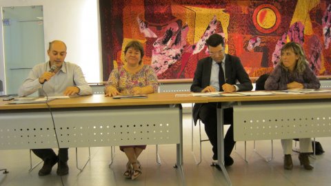 Presentació de L'Abans: Recull gràfic de Pineda de Mar (1882-1975), a l'Ajuntament de Pineda amb l'alcalde, Xavier Amor, la regidora de Cultura, Sònia Moraleda, i la directora de la col·lecció, Roser Arís. Pineda de Mar. 5 d'octubre del 2013