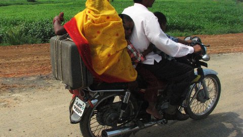Matrimoni, dos nens i... una maleta al damunt d'una moto. Camí de Jaipur. Agost de 2007