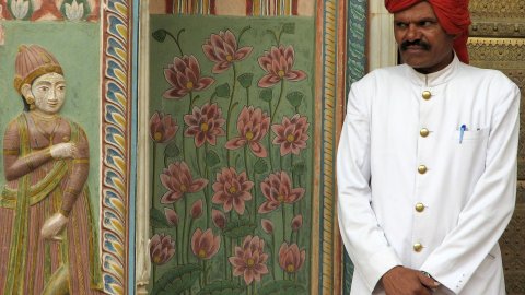 Vigilant amb parella, al palau de Jaipur. Agost de 2007