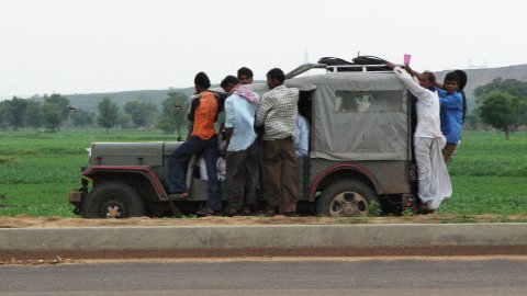 'Autopista' de Delhi cap a Jaipur, amb un cotxe ben carregat de gent. Agost 2007