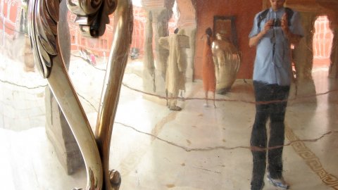 Autoretrat en una gerra gegant feta de monedes de plata foses, en un palau de Jaipur. Agost de 2007