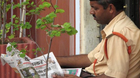 El vigilant d'un palau de Jaipur llegeix el diari. Curiosament la foto de portada és de Bush fent footing amb un soldat que havia perdut les cames a la guerra de l'Iraq. Agost de 2007