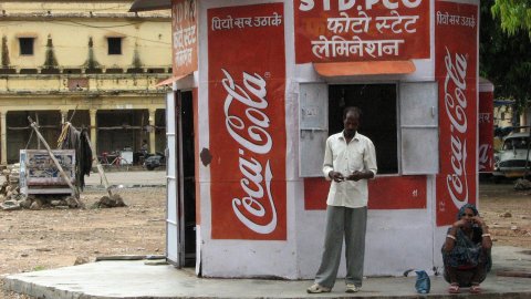 Locutori a Jaipur, amb publicitat de la multinacional Coca-Cola. Agost 2007