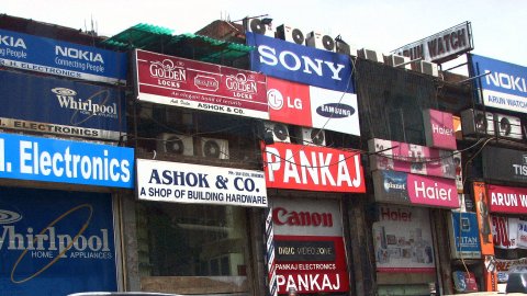 Façana d'unes galeries comercials de Delhi, carregada de rètols de marques d'electrodomèstics i tecnologia. Agost 2007