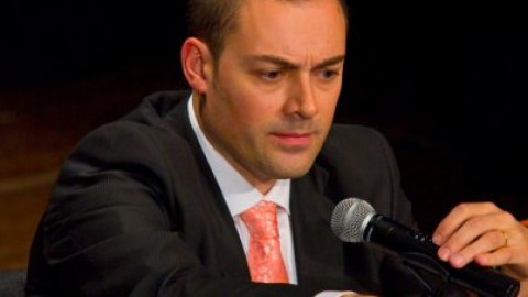 Debat entre Iñaki Anasagasti, senador del PNB, i Manuel Mas, diputat del PSC al Congrés, sobre el dret de decidir a l'Orfeó Calellenc, moderat per Saül Gordillo i organitzat per la Plataforma Calella Decideix. 21 de gener de 2010