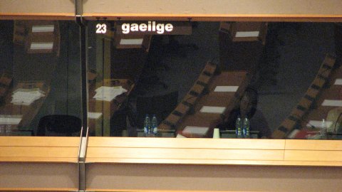 Cabina de traducció de gaèlic irlandès al Parlament Europeu. El català no hi és, però la cabina número 24 és buida... Brussel·les. 18 de desembre de 2007