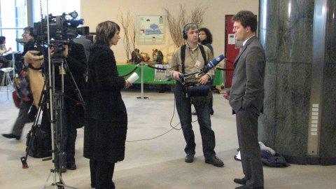 En els amplis passadissos del Parlament Europeu un equip de periodistes entrevista un eurodiputat. Brussel·les. 18 de desembre de 2007
