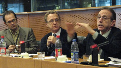 Els eurodiputats catalans Raül Romeva i Raimon Obiols i el director de la representació de la Comissió Europea a Barcelona, Manel Camós, al Parlament Europeu. Brussel·les. 18 de desembre de 2007