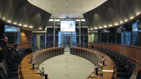 Sala del Parlament Europeu, amb cabines de traducció a banda i banda. Brussel·les. 18 de desembre de 2007