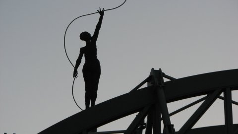 Cel gris de Brussel·les, plom, plom, i la figura del pont que dóna a la façana de la seu de l'Assemblea de Regions d'Europa (ARE). Brussel·les. 18 de desembre de 2007  