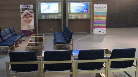 Pantalles de televisió de senyal intern a la Comissió Europea, en què s'informa de l'activitat de la jornades i altres. Brussel·les. 17 de desembre de 2007 