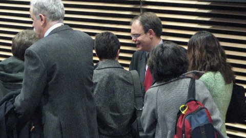 Després de la roda de premsa que cada migdia se celebra a la Comissió Europea, el seu portaveu conversa en to més informal amb els periodistes acreditats, que, en el cas de Brussel·les superen els 1.200 professionals, la xifra més alta del món, inclús per davant de Washington. Brussel·les. 17 de desembre de 2007 