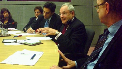 Trobada amb el comissari de Transports, Jacques Barrot, a la Comissió Europea, edifici Berlaymont. Foto feta amb el mòbil. 17 de desembre de 2007