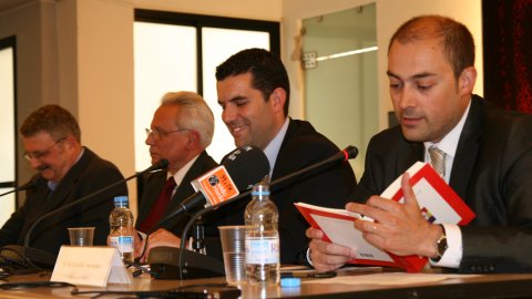 Presentació del llibre Manuel Serra i Moret. Epistolari familiar (1901-1963), a càrrec de Xavier Amor, alcalde de Pineda, Isidre Molas, historiador i vicepresident del Senat, Joan Pujadas, autor, i Saül Gordillo, periodista. Sala de Sessions de l'Ajuntament de Pineda de Mar. 21 de maig de 2010